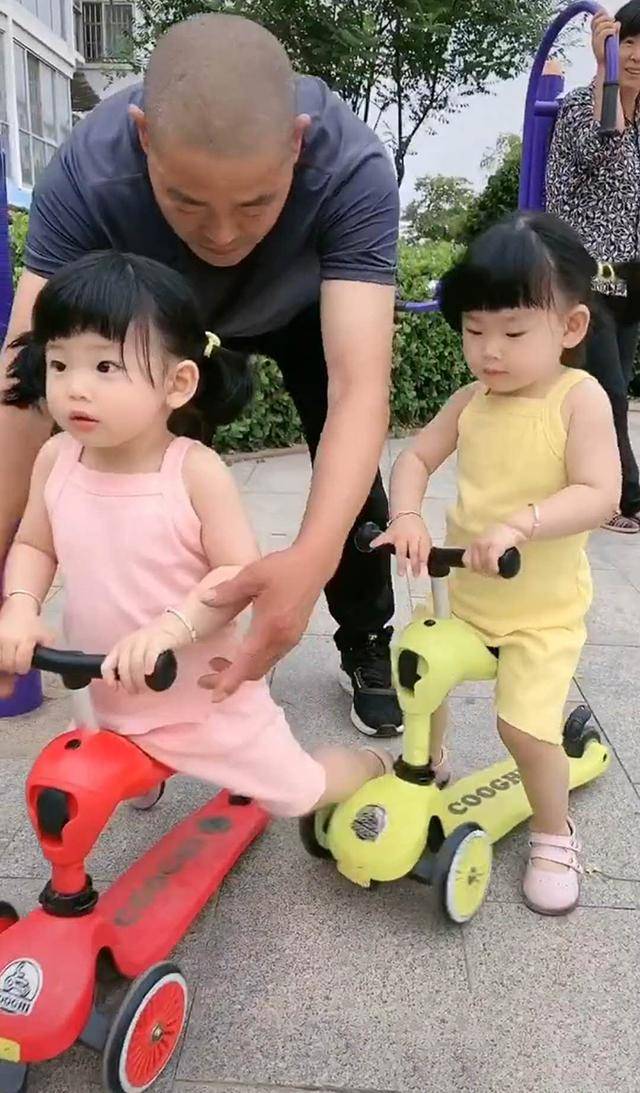 “最豪横姐姐”火了，一人骑两辆小车，妹妹争抢不过，路人笑翻-南方的猪第一次看见雪