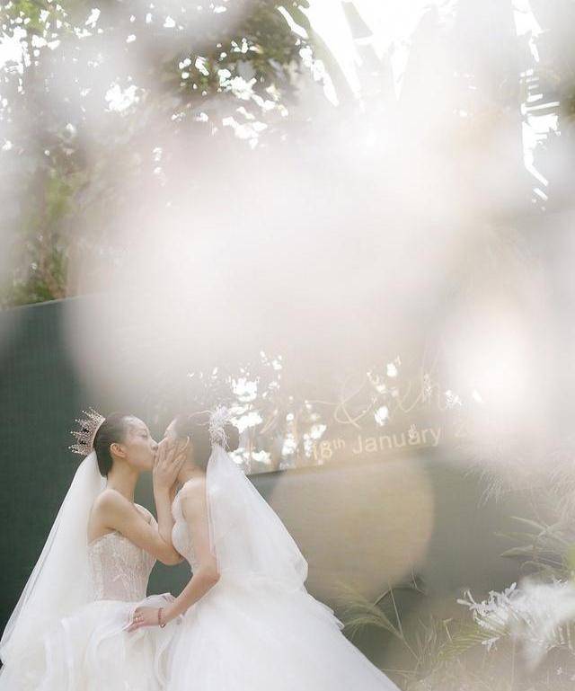 原创杨丽萍爱徒水月大婚，与同性爱人举行婚礼，同穿婚纱眉眼尽显甜蜜