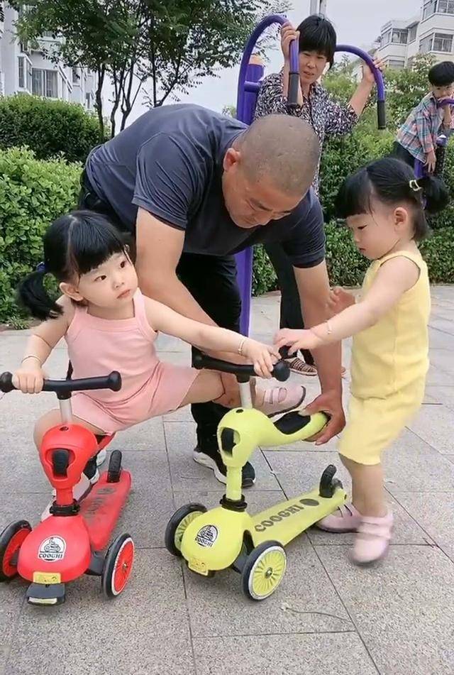 “最豪横姐姐”火了，一人骑两辆小车，妹妹争抢不过，路人笑翻-南方的猪第一次看见雪