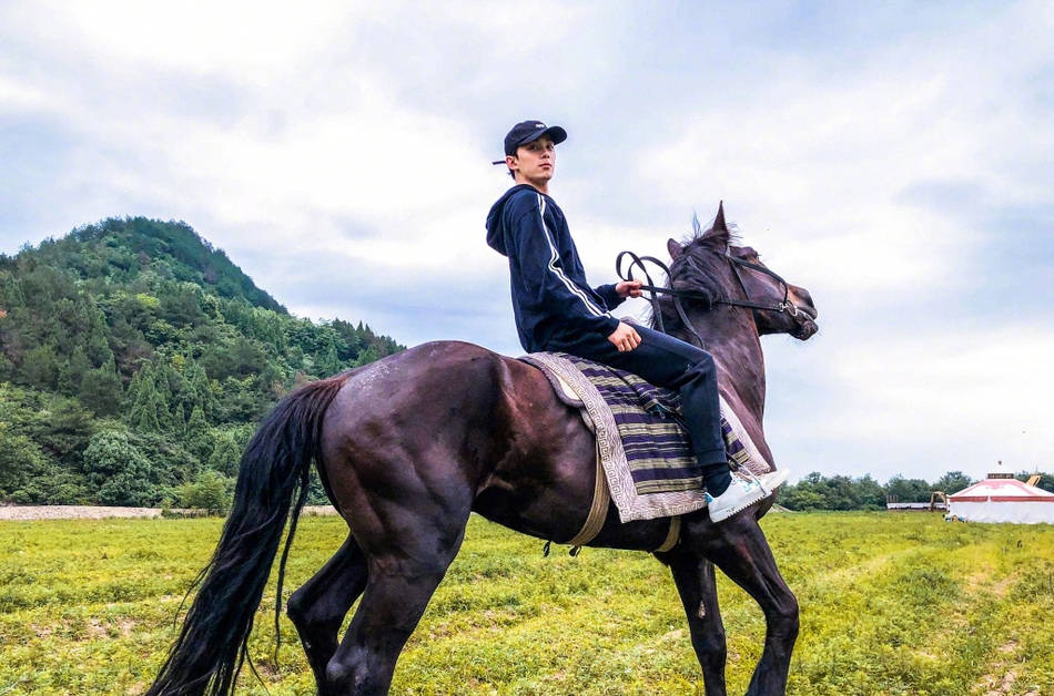 帅气吴磊骑马驰骋.