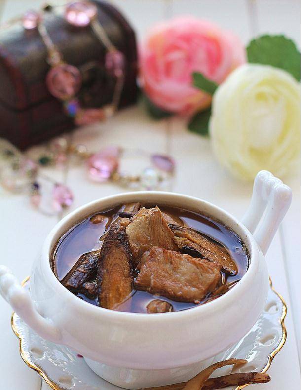 排骨汤怎么炖才能发白 1745040e3a324e6bb0fc5d1f08112cd6.jpeg