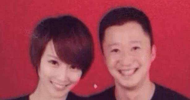 明星夫妇结婚登记照大PK，邓超孙俪竟引领白衬衫