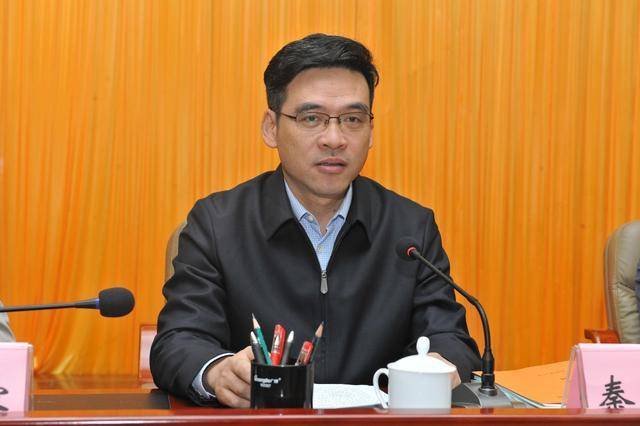 教育厅长和本科学院院长都是正厅级，同时参加会议，谁的排名靠前炫富女杨紫璐