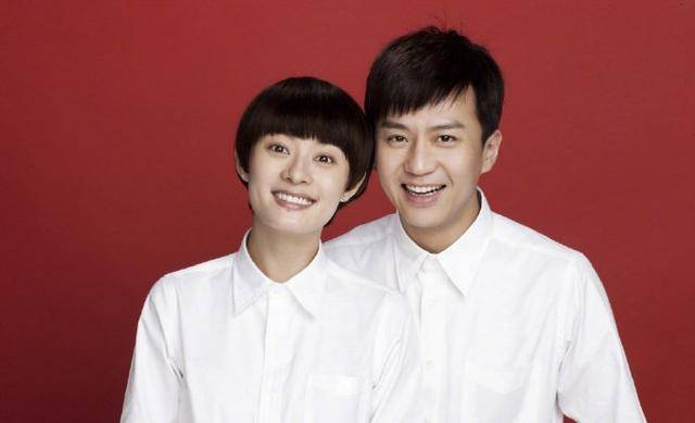 明星夫妇结婚登记照大PK，邓超孙俪竟引领白衬衫