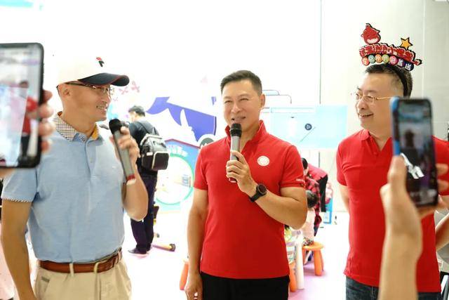 (张文鹤(左,胡亚捷(中,刘加勇(右)