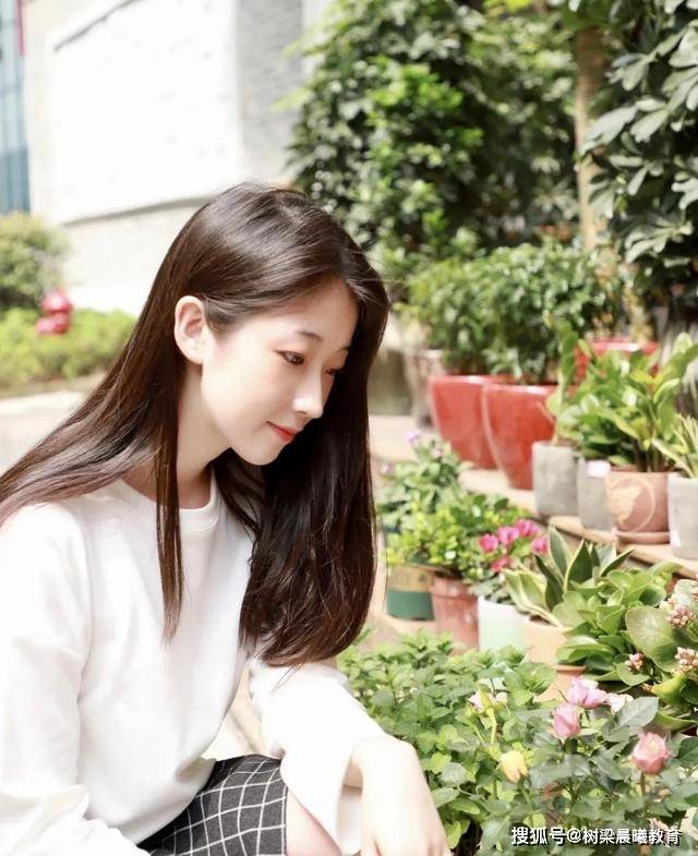 最好看的老师颜值 4ae66fc420944fd0ad33a0d045cb2b54.jpeg