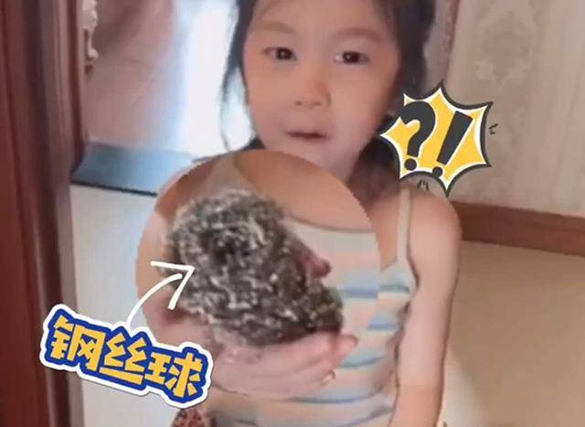 都是大姨妈惹的祸:女儿献殷勤给妈妈搓澡，被妈妈“驱赶”，看到搓澡工具爸爸了然