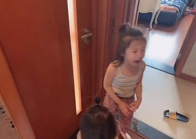 都是大姨妈惹的祸:女儿献殷勤给妈妈搓澡，被妈妈“驱赶”，看到搓澡工具爸爸了然