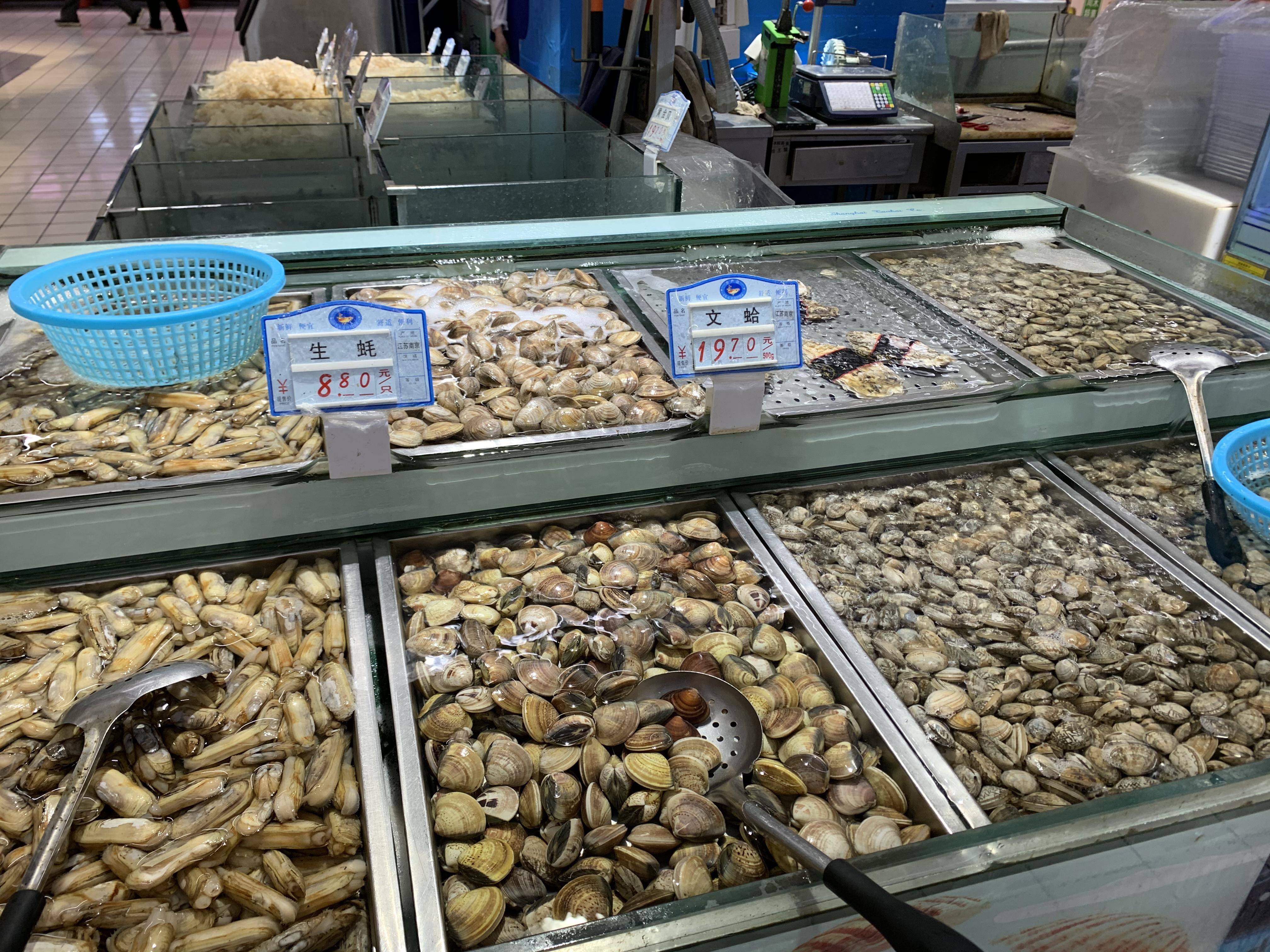 南京超市里售卖的贝类海鲜.南报融媒体记者 翟羽 摄