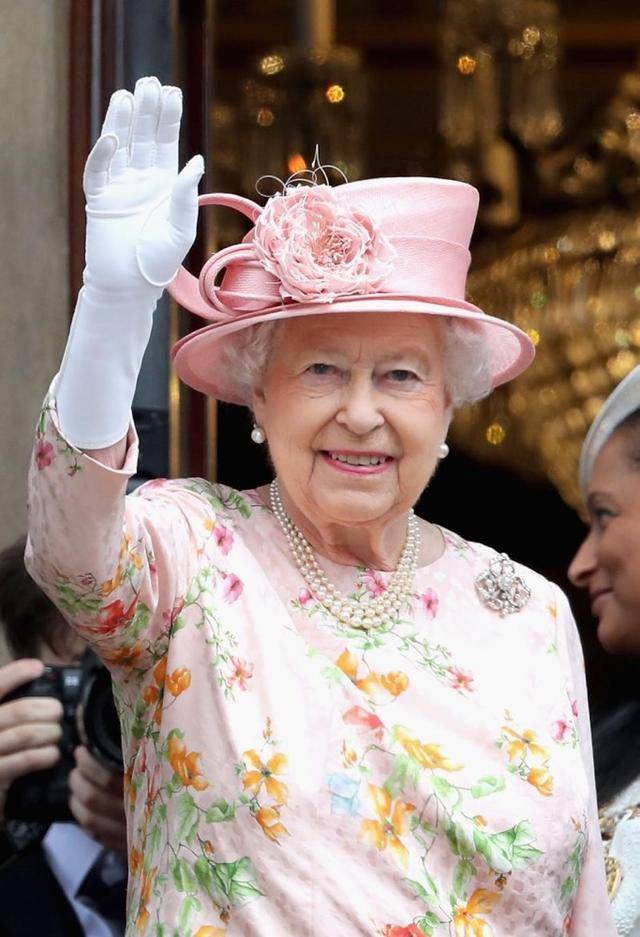 英女王经典挥手动作为什么幅度那么小?原来背后有一个