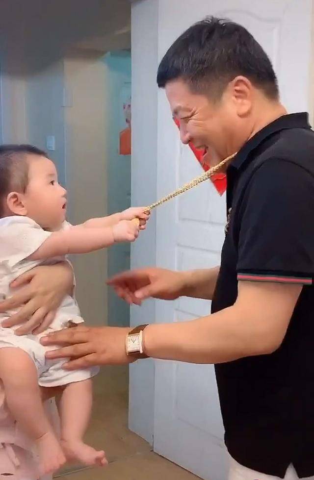 姥爷来做客，临走时被外孙抓住了大金链子，姥爷小气表现笑翻网友求职救人直接录取