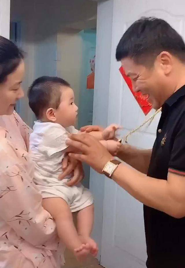 姥爷来做客，临走时被外孙抓住了大金链子，姥爷小气表现笑翻网友求职救人直接录取