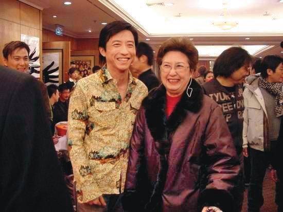 女装嗜好引奶奶不满 哈利贴心举动不让庾澄庆为