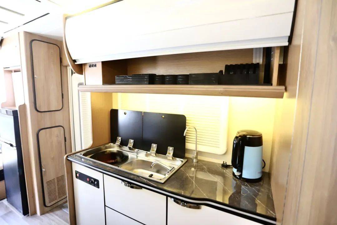 710上海房车展电动航空座椅新风系统豪华厨卫200l双净水箱高性价比房