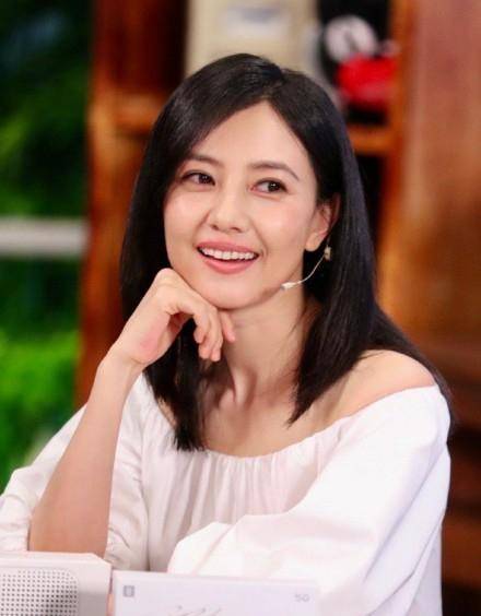 高圆圆脸部松弛鱼尾纹深，事业停滞危机重重，