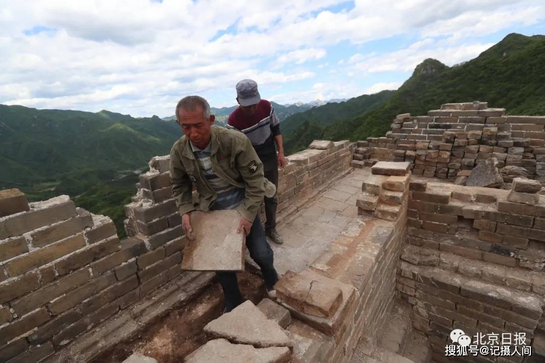 多图直击山脊上修长城:每一块砖都靠骡驮人背