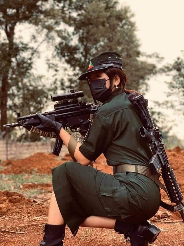 北掸邦军女兵耍酷玩枪,一支还不够