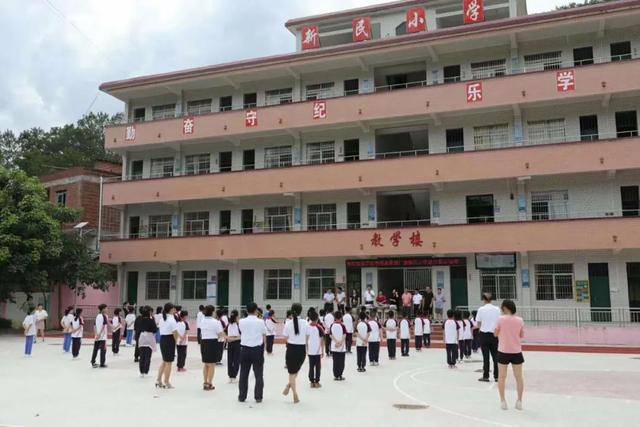 广东罗定市明发服装厂到附城新乐新民小学进行爱心捐助