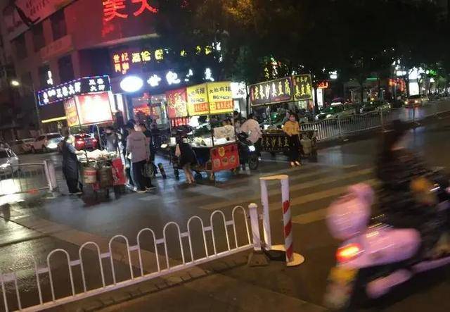 地摊解封后，摊位费暴涨到3000元，网友直呼：坐地起价！女子拖鞋暴打鳄鱼