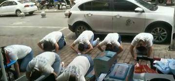 跪拜感谢?贵阳一药店员工齐齐跪地磕头,总监称是公司文化