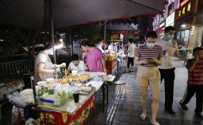 美女爱直播，英雄出地摊