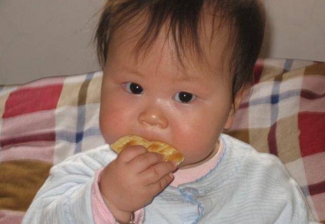 孩子|是积食了！家长带娃多做2事，娃脾胃好，积食消孩子有4种现象