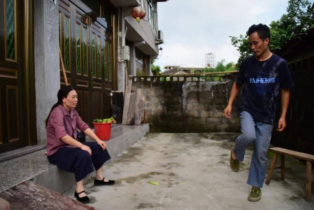 感人！农民夫妻田间跳自创舞，妻子称帮抑郁症丈夫走出阴霾