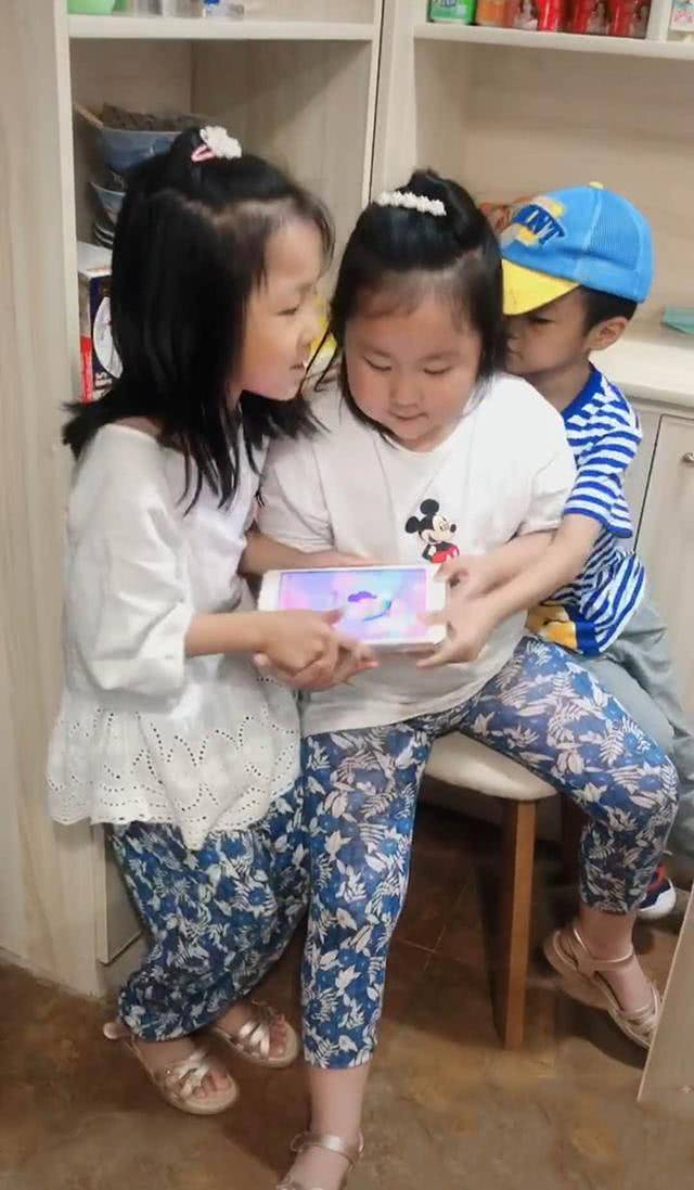 双胞胎姐妹体型差距大，同款裤子穿出两种风格，网友：买家秀和卖家秀-仇秀英离世