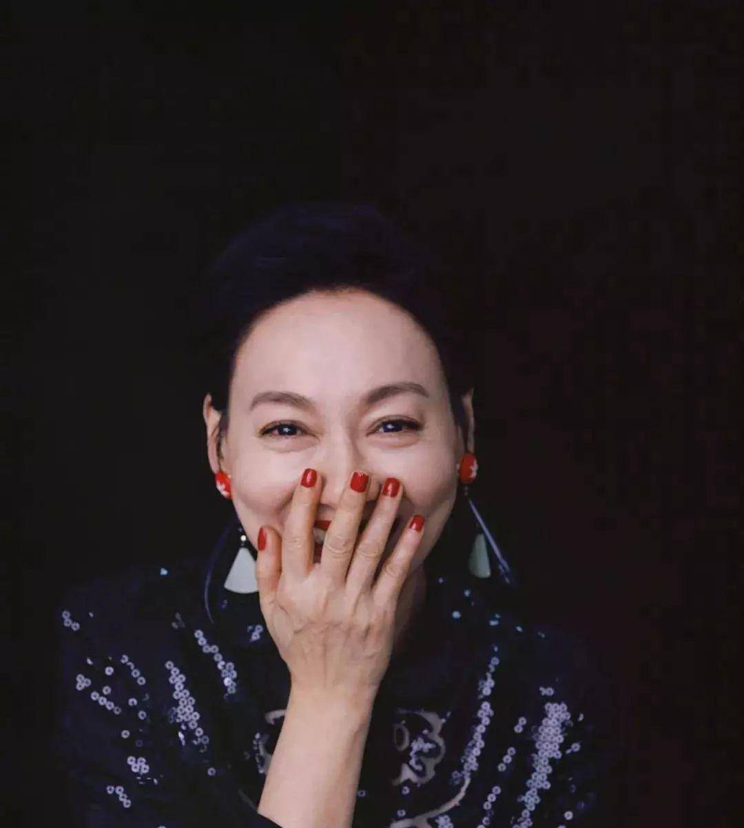 59岁惠英红兑现承诺,穿泳装秀