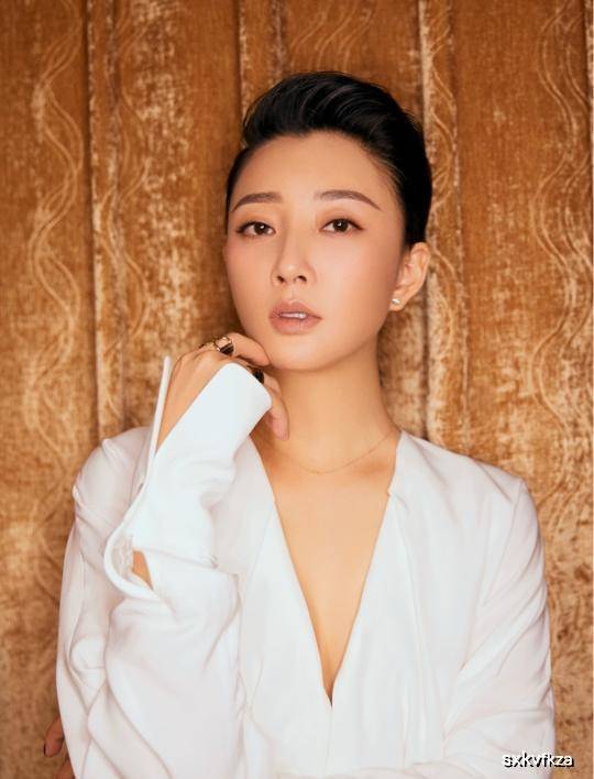 原创40岁视后殷桃白色礼服真女神,美人尖太优越,演技炸裂秒杀众小花