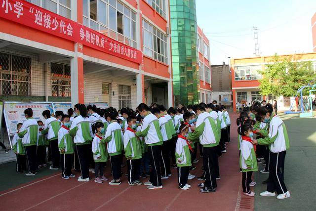 米脂县南关小学:60名小朋友光荣加入少先队