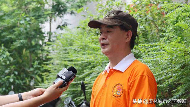 玉林市图书馆副馆长覃祖敏在接受采访疫情防控是一场