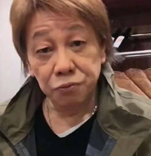 陈真扮演者梁小龙近照曝光,71岁满脸皱纹显老态,染金发赶时髦