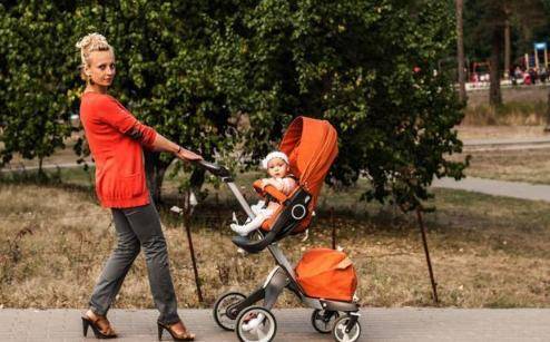 脊椎|脊椎可能易受损伤，家长们别大意孩子这个月龄最好不要坐婴儿车