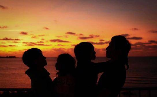 零点原创邓超零点零九分庆祝结婚9周年 晒夕阳下的一家四口,画面温馨