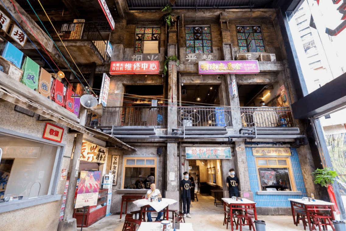 文和友在内街店里重新复刻了一座80年代的城市,"沙街旧货市场""兴宁