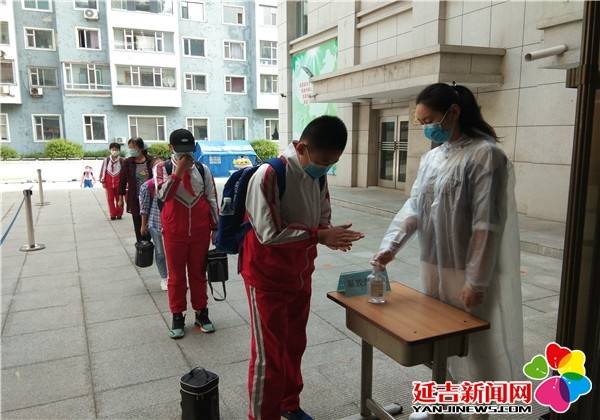 延河小学学生入教学楼前进行手部消毒东山小学学生在校门口测温为科学