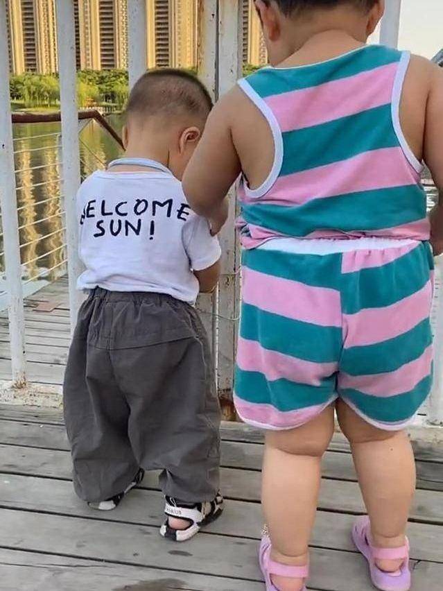 孩子|堪称S遇到XL，原来两岁宝宝身高体重能相差这么大同龄宝宝偶遇