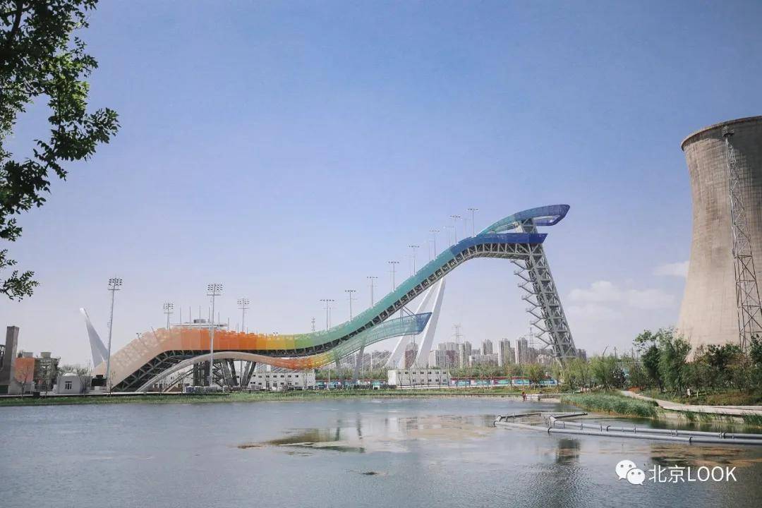 有一座现代感造型的建筑,这就是首钢滑雪大跳台,是北京冬奥会的比赛