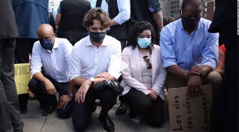 美国英国法国，甚至韩国日本民众们纷纷“下跪”