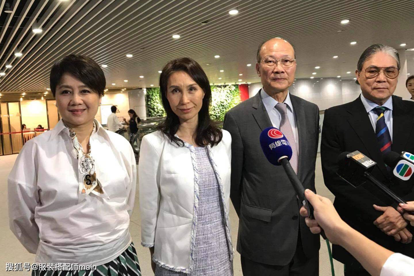 何超琼雍容大度,何超凤黑衣朴素显气场,真不愧是赌王的左膀右臂