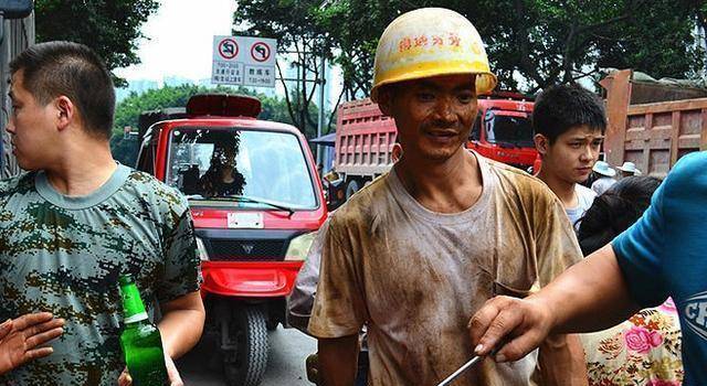 农民工为何这么节约?在工地大热天干活,都舍不得喝瓶啤酒!