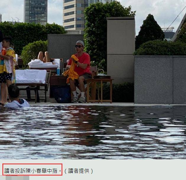 原创Jasper当哥后情绪低落,陈小春抽空陪儿子游泳递毛巾，父子情不变