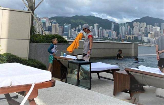 原创Jasper当哥后情绪低落,陈小春抽空陪儿子游泳递毛巾，父子情不变