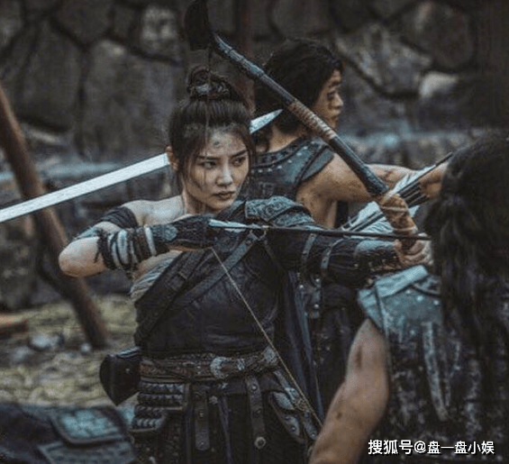 大嫂徐冬冬出演武神赵云,裸露香肩,腋下的肉都勒出来了