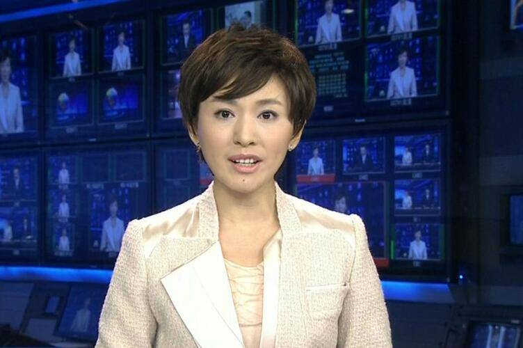 央视主持人欧阳夏丹,书法功底深厚,汉字写出书法专家水平!