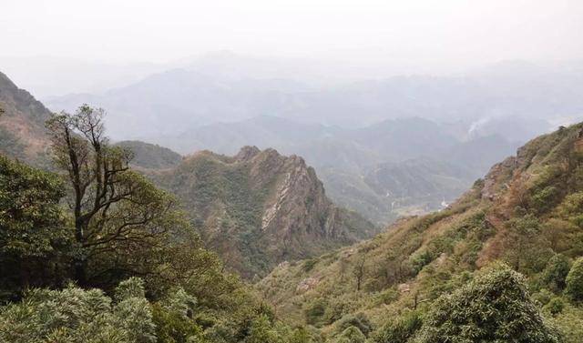 广西蒙山县石崖界,绝壁万仞巨石连天