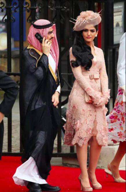 沙特最美王妃与王子离婚，没了特权，只好戴上头巾穿宽松长袍演讲