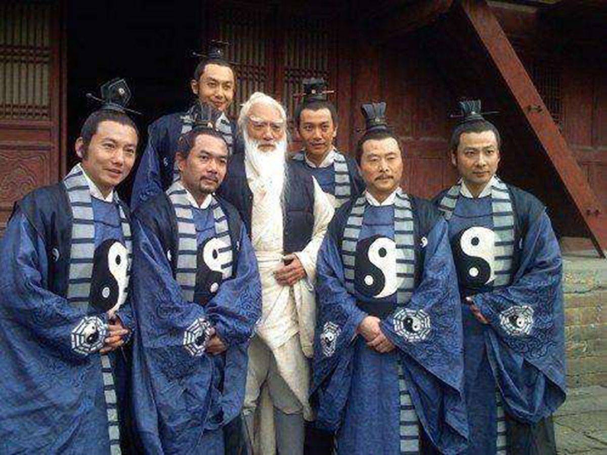 其实仔细阅读原著,武当七侠并不是亲如兄弟,其中为了掌门之位,还是