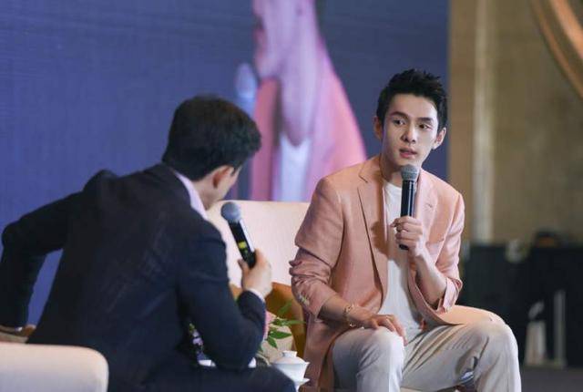 李佳琦薇娅首次同框带货，一哥透露未来方向，